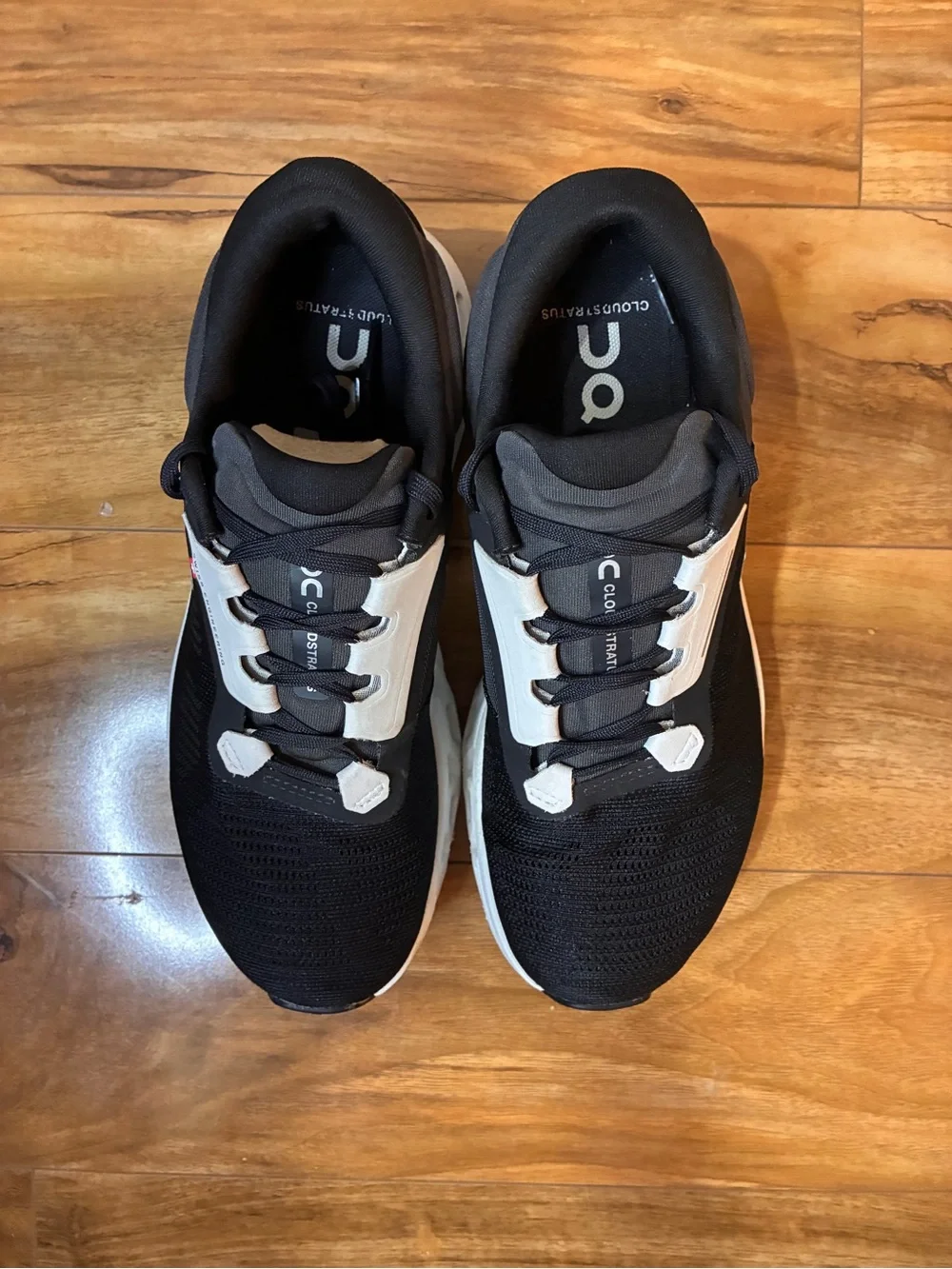 On Cloud Women’s Cloudstratus 3 Athletic Running Shoes, black/white- size 8